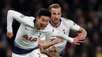 Pemain Tottenham Hotspur, Son Heung-Min dan Harry Kane berebut bola dengan gelandang Manchester City, Fabian Delph dalam leg pertama perempat final Liga Champions 2018-2019, di Tottenham Hotspur, Rabu (10/4).  Tottenham Hotspur menang dengan skor tipis 1-0. (Adrian DENNIS / AFP)