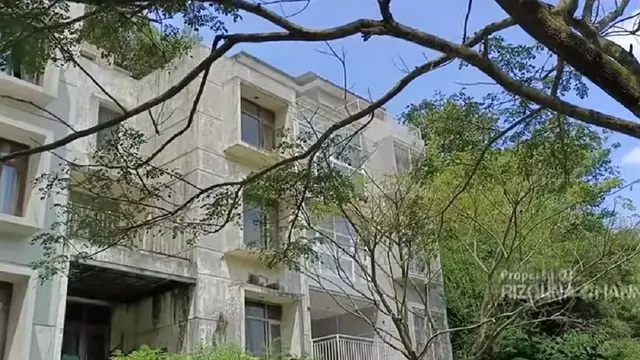 Potret rumah peninggalan alm Olga Syahputra yang terbengkalai (Sumber: Youtube/Rizquna Channel)