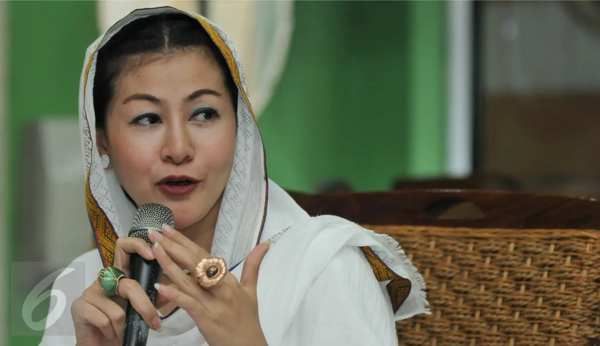 Bakal Calon Gubernur DKI Jakarta, Hasnaeni Moein atau Wanita Emas saat menggelar konferensi pers di Jakarta, Rabu (25/5). Pada kesempatan itu, wanita emas memperkenalkan Irjen Benny sebagai Bakal Calon Wakil Gubernur DKI Jakarta (Liputan6.com/Johan Tallo)