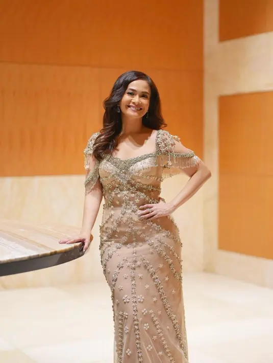 Dalam keterangan foto yang disematkan, Ersa Mayori berhijab untuk acara BSI Charity Concert yang digelar di Tenniis Indoor, Senayan, Jakarta pada  Selasa (28/2). "BSI Charity Concert 2023, Tribute to Chrisye & Didi Kempot. Ada yang nonton semalam?," tulis ersamayori. [Instagram/ersamayori]