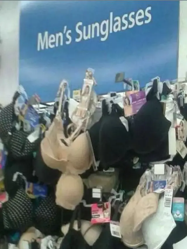 6 Potret Nyeleneh Toko Baju Memajang Dagangannya, Bikin Tepuk Jidat