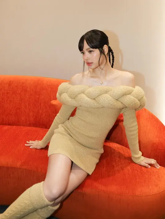 Lisa BLACKPINK baru saja mengunggah beberapa potret dari momen fan meeting terbarunya. Di sini, Lisa tampil super cute pakai knitted dress berwarna cokelat muda. [Foto: Instagram/lalalalisa_m]