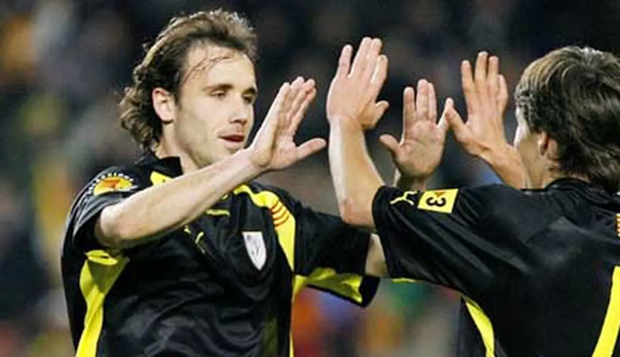 Catalunya's Joan Verdu (L) is congratuled by his teamate Bojan Krkic (R) after scoring against National Colombian team during a friendly football match on December 28, 2008 at Camp Nou stadium in Barcelona. AFP PHOTO/ JOSEP LAGO 