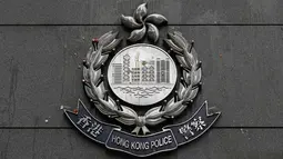 Telur yang dilontarkan oleh para demonstran mengotori lencana polisi di markas kepolisian di Hong Kong, Sabtu (22/6/2019). Markas Besar Polisi Hong Kong tersebut digeruduk ribuan demonstran yang menuntut polisi membebaskan massa yang ditangkap dalam aksi menolak RUU Ekstradisi. (AP Photo/Vincent Yu)