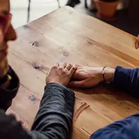 ilustrasi menggenggam tangan/Photo by Juan Pablo Serrano Arenas from Pexels