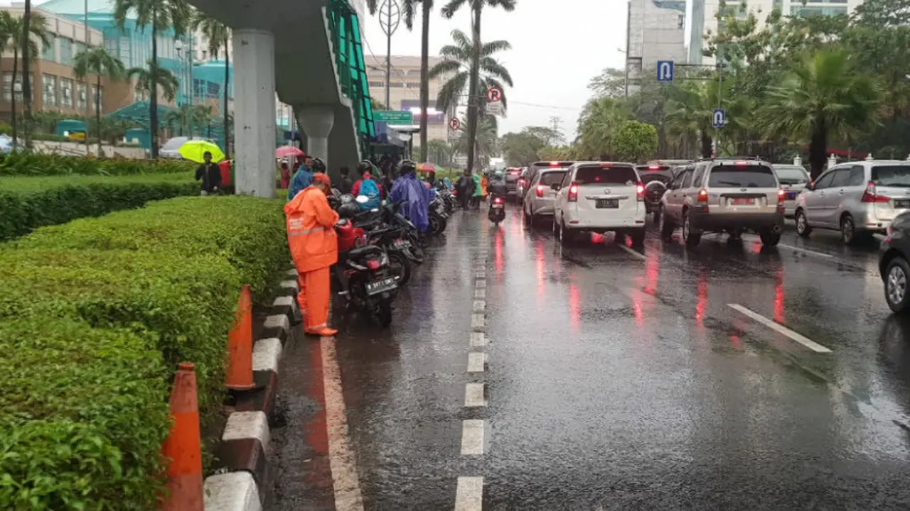 Banjir di Jalan Asia-Afrika, Senayan, Jaksel, surut. (Twitter @DinasSDAJakarta)