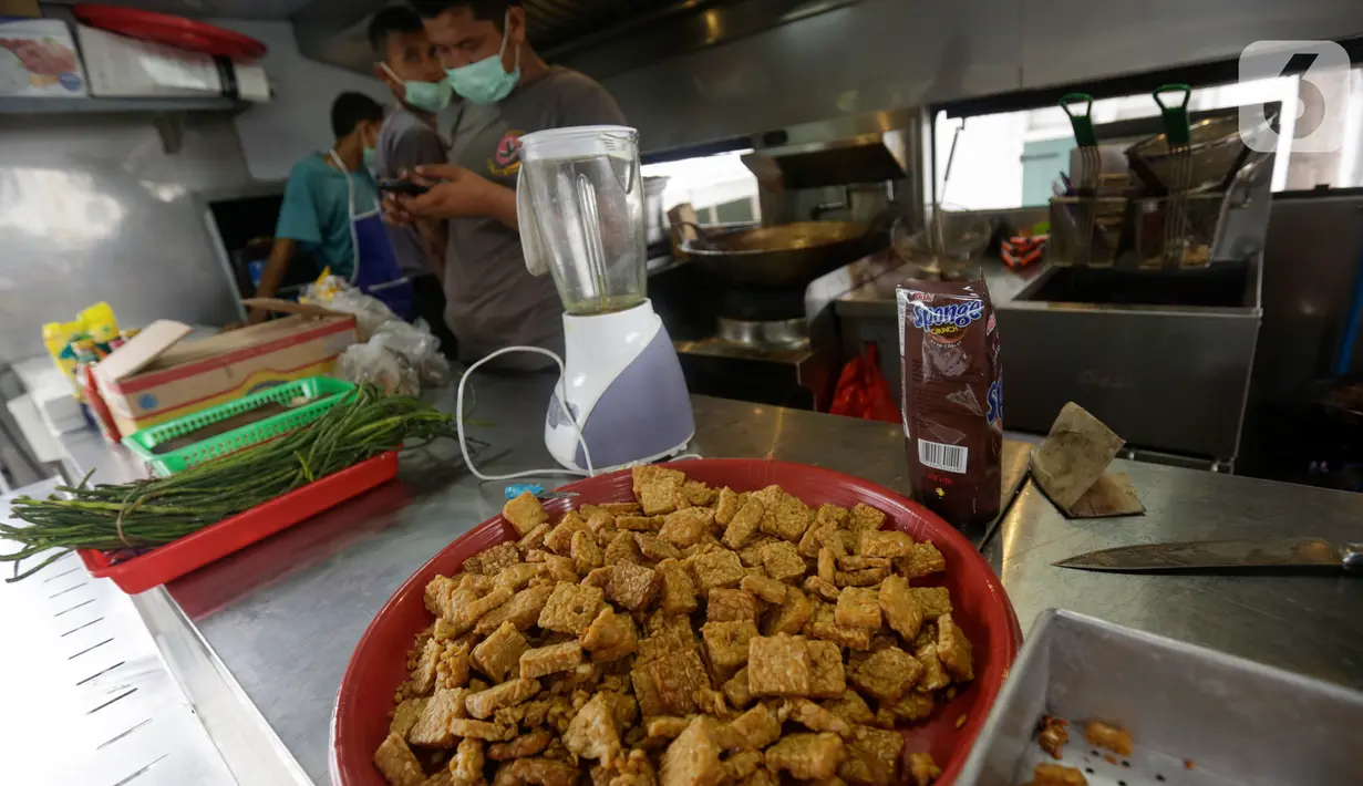 Hasil memasak pesonel berupa tempe goreng yang akan didistribusikan kepada masyarakat yang membutuhkan selama diterapkan PSBB di dapur umum kawasan Kota Tua, Jakarta Barat, Rabu (15/4/2020). Dapur umum gratis menyiapkan 1200 porsi makanan setiap hari. (Liputan6.com/Fery Pradolo)