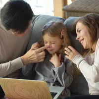 Potret keluarga harmonis (Foto: Freepik/master1305).