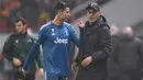 Penyerang Juventus, Cristiano Ronaldo menegur pelatih Maurizio Sarri yang menariknya keluar selama pertandingan melawan Lokomotiv Moscow pada Grup D Liga Champions di stadion RZD Arena, Rusia (6/11/2019). Ronaldo ditarik keluar saat Juventus masih bermain imbang 1-1. (AFP Photo/Kirill Kudryavtsev)