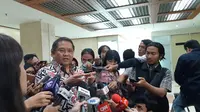 Menkominfo Rudiantara menjelaskan seputar registrasi prabayar dan penyalahgunaan data registrasi di Gedung DPR RI Jakarta, Senin (19/3/2018). (Liputan6.com/ Agustin Setyo W).
