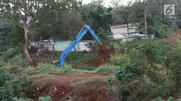 Warga melihat lokasi pembangunan Waduk Rambutan, Jakarta Timur, Rabu (24/10). Keberadaan waduk tersebut nantinya diharapkan bisa menahan luapan kali saat mendapat banjir kiriman. (Liputan6.com/Immanuel Antonius)