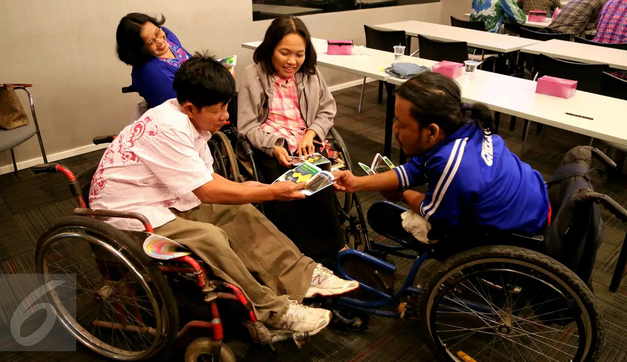 Penyandang disabilitas berdiskusi saat mengikuti sekolah pasar modal di Gedung BEI, Jakarta, Rabu (18/1). Sekolah ini digelar untuk memahami pentingnya peranan dalam meningkatkan literasi dan inklusi pasar modal Indonesia. (Liputan6.com/Angga Yuniar)