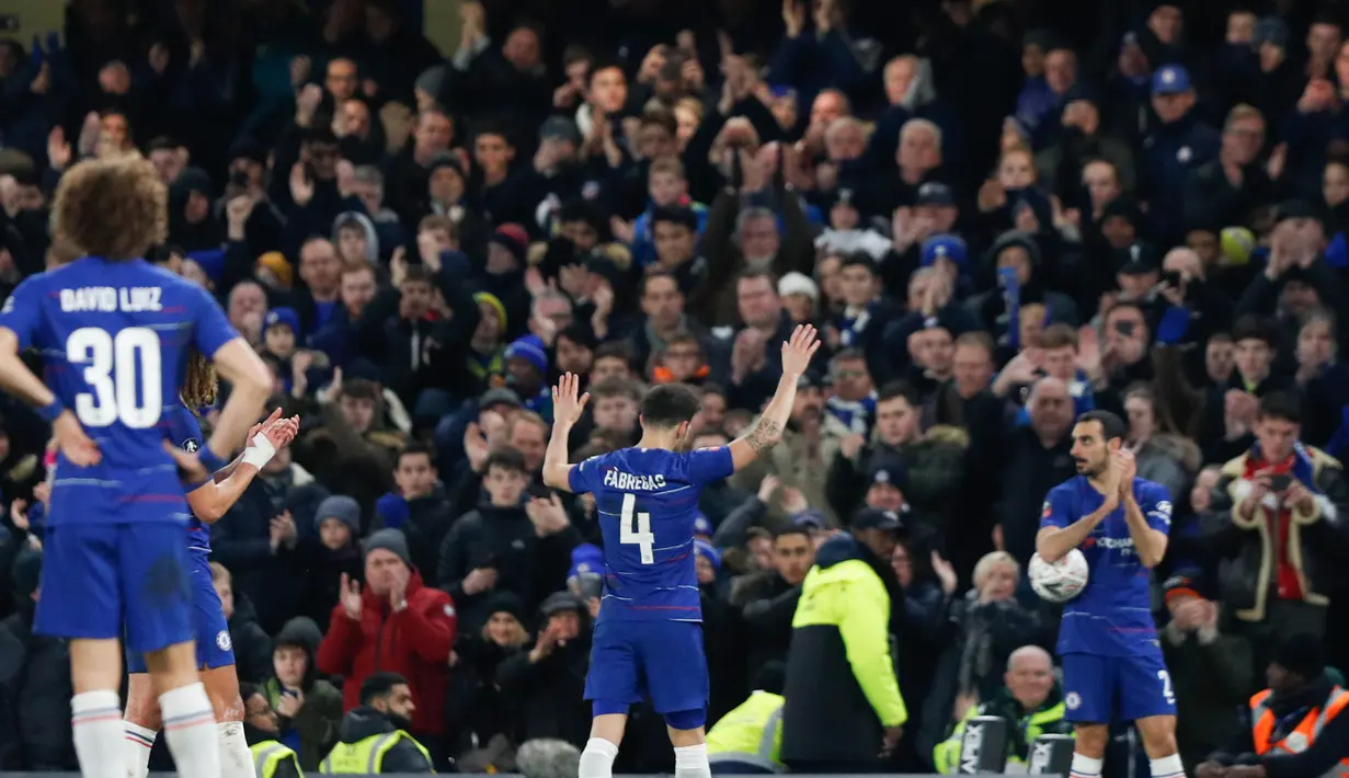 Gelandang Chelsea, Cesc Fabregas, menyapa suporter usai melawan Nottingham Forest pada laga Piala FA di Stadion Stamford Bridge, Sabtu (5/1/). Laga yang dimenangi The Blues dengan skor 2-0 merupakan yang terakhir bagi Fabregas. (AP/Adrian Dennis)