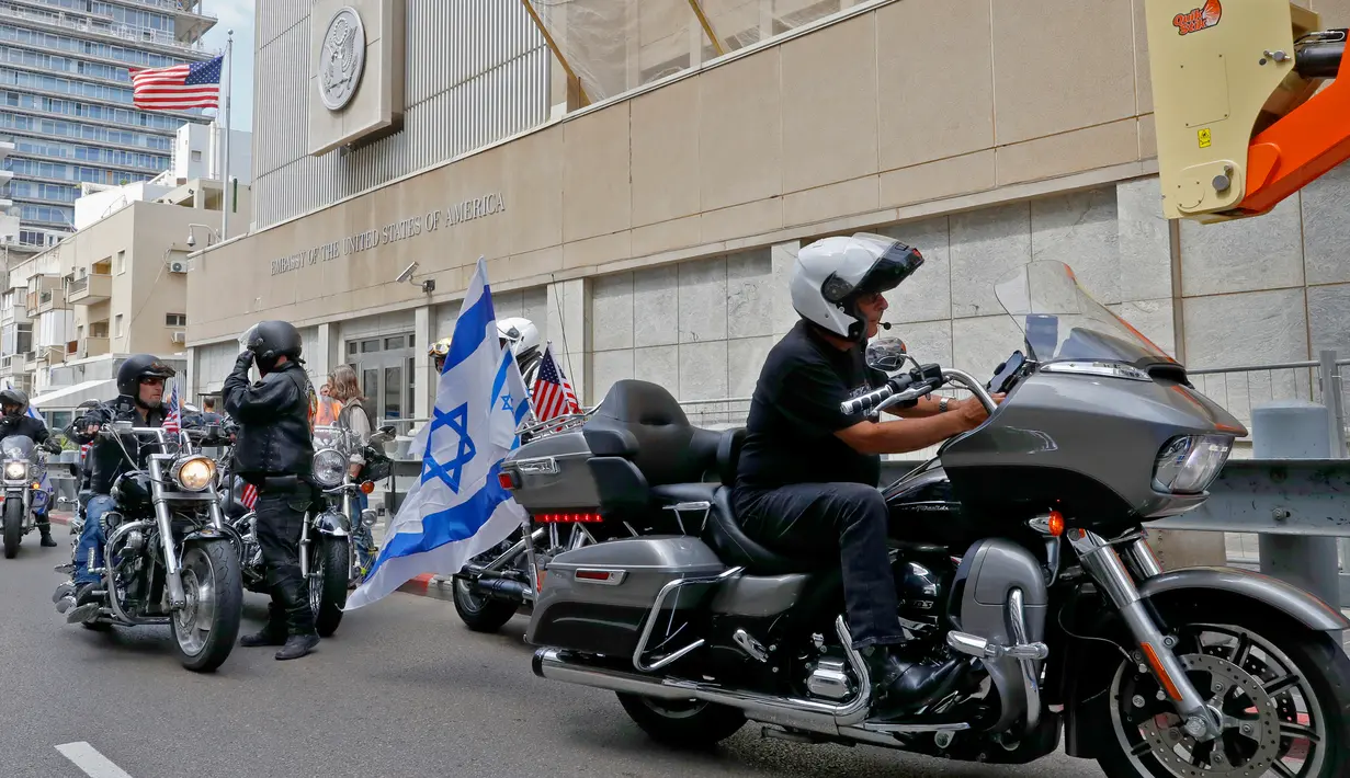 Anggota geng motor Samson Riders melintasi jalan menuju Kedubes AS yang baru di Yerusalem, (13/5). Geng motor Israel tersebut konvoi dari Tel Aviv ke Yerusalem untuk merayakan peresmian Kedutaan Besar AS baru di Yerusalem.  (AFP Photo/Jack Guez)