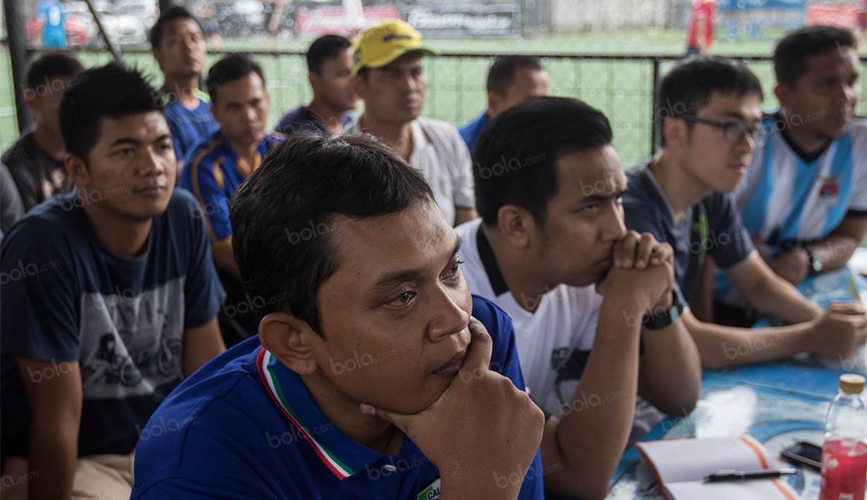 Peserta yang merupakan pelatih junior dari peserta Liga Bola Indonesia 2016 tampak serius mendengarkan materi soal karakteristik pemain usia muda. (Bola.com/Vitalis Yogi Trisna)