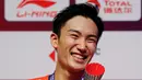 Tunggal putra Jepang, Kento Momota memegang trofinya setelah mengalahkan Anthony Sinisuka Ginting dari Indonesia pada laga final BWF World Tour Finals 2019 di Tianhe Gymnasium, Guangzhou, China, Minggu (15/12/2019).  Anthony Ginting takluk 21-17, 17-21, 14-21. (AP/Andy Wong)