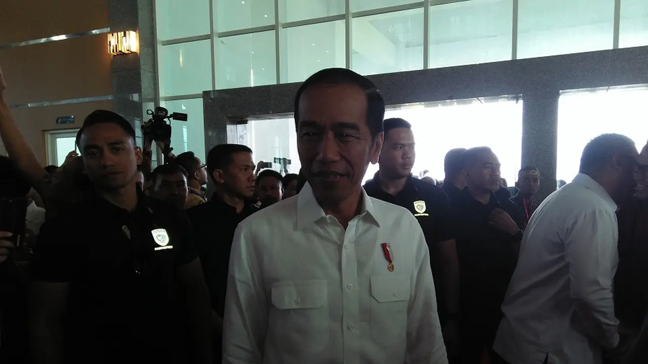 Jokowi berbagi ilmu teori sederhana dalam pemanfaatan dana desa oleh Kepala Desa se-Sulsel (Liputan6.com/ Eka Hakim)