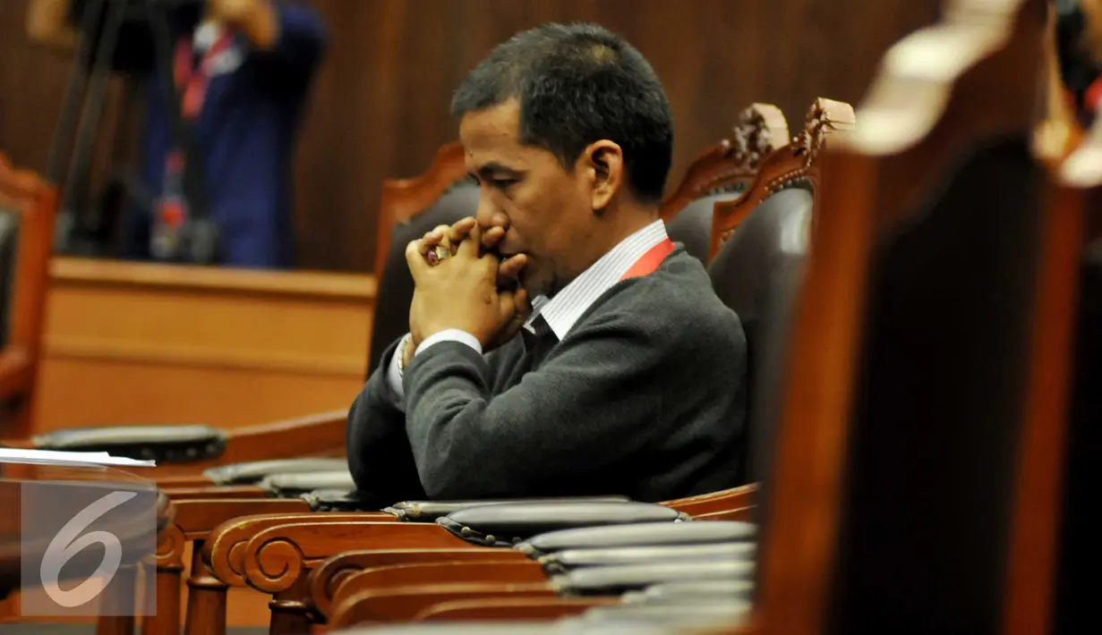Seorang saksi ahli dihadirkan saat sidang uji materi UU KPK di Gedung MK, Jakarta (10/6/2015).  Bambang sebagai pemohon menggugat Pasal 32 ayat 2 UU KPK. (Liputan6.com/Johan Tallo)