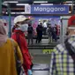 Calon penumpang menanti KRL di Stasiun Manggarai, Jakarta, Senin (13/4/2020). Seiring dengan pemberlakuan PSBB di DKI Jakarta, PT KCI membatasi operasional KRL dari pukul 06.00 WIB hingga 18.00 WIB dengan jumlah penumpang 60 orang di setiap gerbongnya. (Liputan6.com/Helmi Fithriansyah)