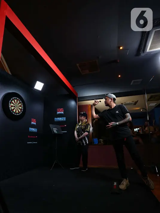 Tirta Suparjo saat melawan Frangky Yohanes (baju coklat) difinal Darts National Competition Series 01 di Eastern Promise, Kemang, Jakarta, Sabtu (2/3/2024). (Liputan6.com/Angga Yuniar)