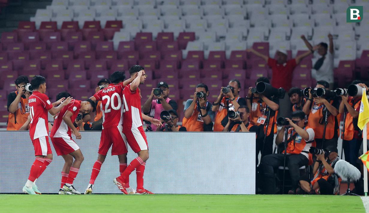 Pemain Timnas Indonesia U-23, Jens Raven (kiri) melakukan selebrasi bersama Robi Darwis setelah mencetak gol ke Brunei dalam laga Grup A Piala AFF U-23 2025 di Stadion Utama Gelora Bung Karno (SUGBK), Senayan, Jakarta, Selasa (15/07/2025). (Bola.com/M Iqbal Ichsan)