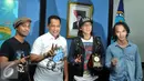 Kepala BNN, Budi Waseso foto bersama Grup Musik Slank usai melakukan pertemuan, Jakarta, Kamis (17/3). Pertemuan untuk bersilaturahmi dan kerjasama untuk melakukan pemberantasan narkoba lewat lagu-lagu Slank. (Liputan6/Johan Tallo)