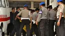 Petugas kepolisian membawa kantong jenazah masuk ke ruang jenazah di RS Bhayangkara Palu, Sulawesi Tengah, Selasa (17/7). Dua jenazah diduga teroris Santoso alias Abu Warda dan Muhtar yang tewas dalam baku tembak itu akan diidentifikasi. (OLAGONDRONK/AFP)