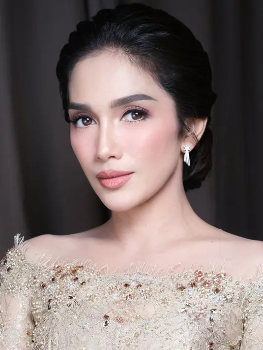 Di kesempatan itu, ibu 5 anak ini tampil anggun dalam balutan kebaya model off shoulder warna gold yang mewah. [@dhirmanputra/@@ussypratama]