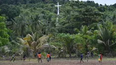 Sejumlah anak dari suku Byak Betew bermain sepak bola setelah misa hari Minggu di pulau Saukabu, satu dari 1.500 pulau di Raja Ampat 20 Agustus 2017. Raja Ampat  yang berarti Empat Raja terdiri dari 1.500 pulau. (AFP Photo/Goh Chai Hin)