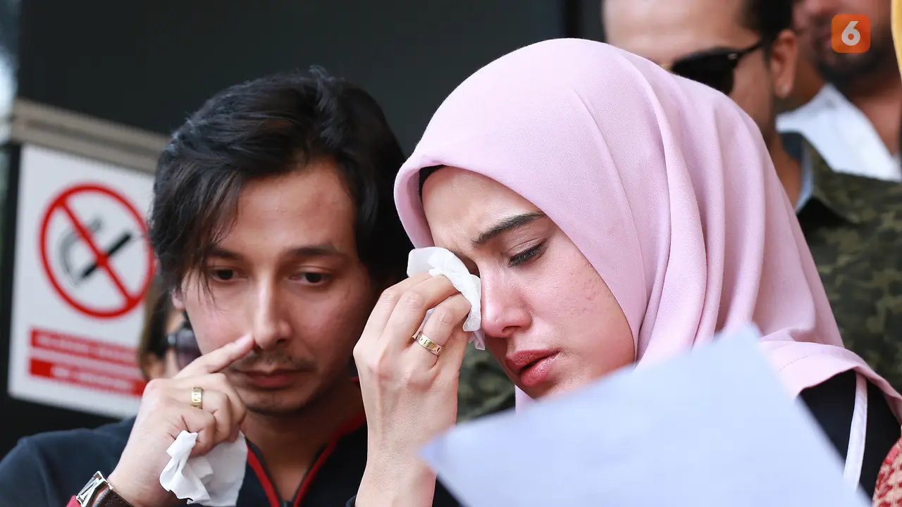 [Fimela] Fairuz A. Rafiq dan Kuasa Hukum Hotman Paris