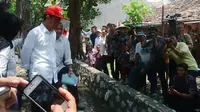 Presiden Jokowi saat memantau pembangunan saluran irigasi di Kabupaten Karawang, Jawa Barat, Minggu (27/9/2015). (Liputan6.com/Luqman Rimadi)