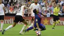 Striker Barcelona, Luis Suarez, dijatuhkan bek Valencia, Aymen Abdennour, pada laga La Liga di Stadion Mestalla, Valencia, Sabtu (22/10/2016). Barcelona menang 3-2 atas Valencia. (AFP/Jose Jordan)