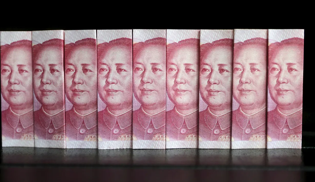 Uang lembaran 100 yuan terlihat dalam gambar ilustrasi di Beijing. Foto diambil pada 11 Juli 2013. Langkah Bank Sentral China pada 11 Agustus 2015 menurunkan nilai tukar yuan terhadap dolar AS langsung membuat pelaku pasar ketakutan. (CHINA OUT AFP PHOTO)