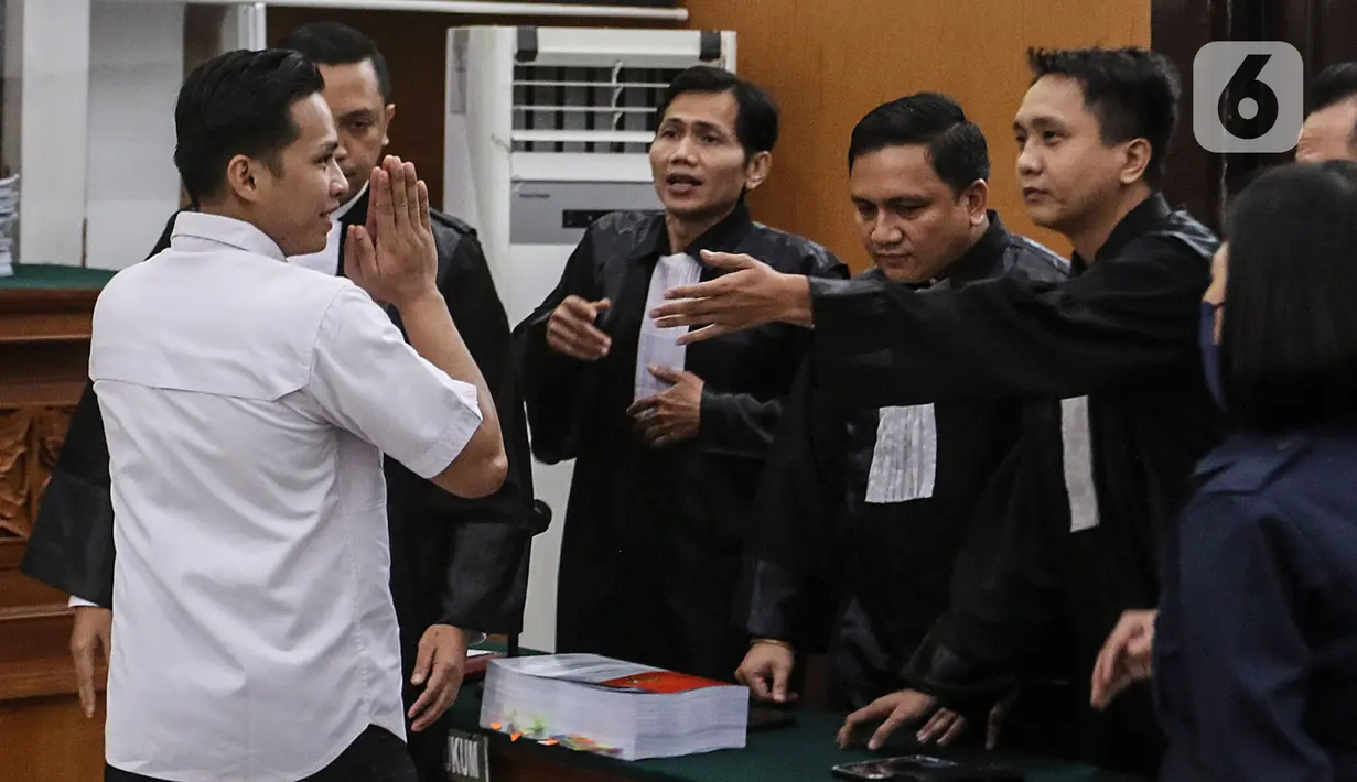 Terdakwa Richard Eliezer Pudihang Lumiu usai menjalani sidang dengan agenda pembacaan tuntutan oleh Jaksa Penuntut Umum dalam kasus pembunuhan Brigadir Yosua Hutabarat di Pengadilan Negeri Jakarta Selatan, Rabu (18/1/2023).Menurut jaksa, pembunuhan berencana terhadap Brigadir Yosua dilakukan bersama-sama empat terdakwa lain yakni, Ferdy Sambo, Putri Candrawathi, Ricky Rizal atau Bripka RR dan Kuat Ma’ruf. (Liputan6.com/Johan Tallo)