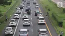 <p>Pedagang menawarkan daganganya ke para pemudik di Jalan tol Cikopo - Palimanan KM 73, Purwakarta, Jawa Barat, Sabtu (30/4/2022). Padatnya arus lalu lintas ruas tol trans jawa, membuat pedagang asongan turun ke jalan. (Liputan6.com/Herman Zakharia)</p>