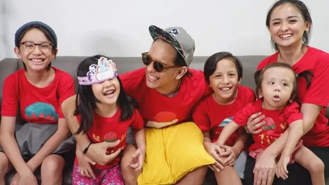 6 Potret Artis Punya Anak 4 Bahkan Lebih Ini Tetap Memesoa