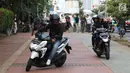 Sejumlah pengendara motor memutar balik usai dihadang Aktivis Koalisi Pejalan Kaki (KPK) di Jalan Casablanca, Jakarta Selatan, Jumat (21/7). (Liputan6.com/ Immanuel Antonius)