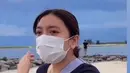 Anak dari pelantun lagu Mungkin Nanti ini dipuji miliki paras yang cantik dan cocok terjun ke dunia entertainment. Hal ini terlihat jelas dari aura bintang yang terlihat dari Alleia saat liburan di pantai. Meski tampil natural, paras cantiknya tetap terlihat. (Liputan6.com/TikTok/basdail02)