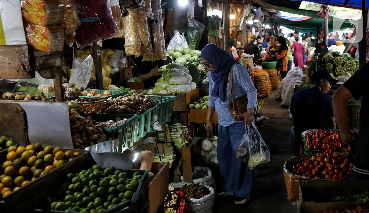 Kebijakan pemerintah menahan PPN 11% pada 2025 ditujukan untuk menjaga daya beli masyarakat yang diperkirakan akan membuat realisasi inflasi tahun ini lebih rendah dibandingkan 2024 lalu. (Liputan6.com/Angga Yuniar)