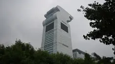 Gedung pencakar langit Pangu Plaza yang mendominasi daerah di seberang Stadion Olimpiade Bird's Nest, pusat kota Beijing, Selasa (20/7/2019). Bangunan 40 lantai hasil sitaan terkait kasus korupsi itu terjual dalam lelang online dengan harga 734 juta USD atau sekitar Rp10,5 triliun. (GREG BAKER/AFP)