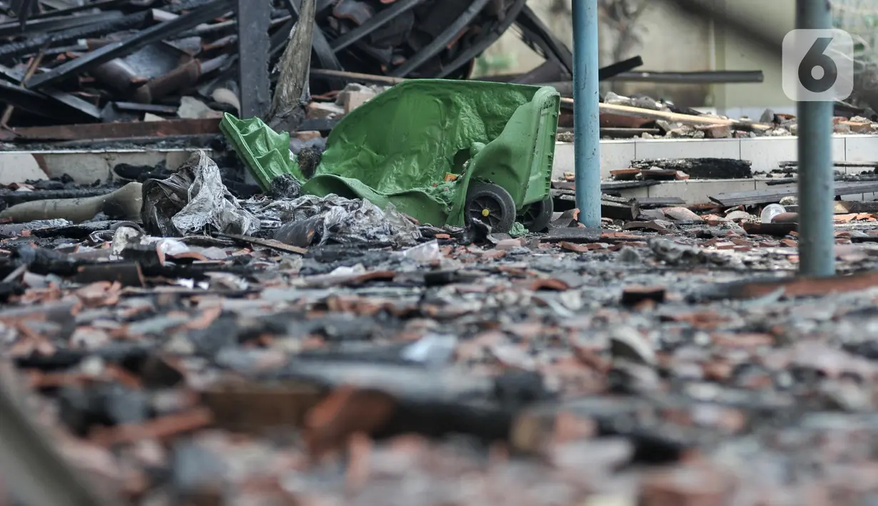 Tempat sampah meleleh dilalap api usai kebakaran melanda gedung SMK Yadika 6, Jatiwaringin, Pondok Gede, Kota Bekasi, Jawa Barat, Selasa (19/11/2019). Kebakaran yang bermula di ruang lab komputer akibat korsleting listrik tersebut sedikitnya menyebabkan 14 orang terluka. (merdeka.com/Iqbal Nugroho)