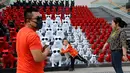 Seorang anak menyentuh speaker audio yang berbentuk anjing mengenakan kacamata di distrik perbelanjaan di Beijing, China (3/5). Speaker anjing yang jadi seni instalasi ini cukup menyita perhatian warga dan juga turis. (AP Photo / Ng Han Guan)