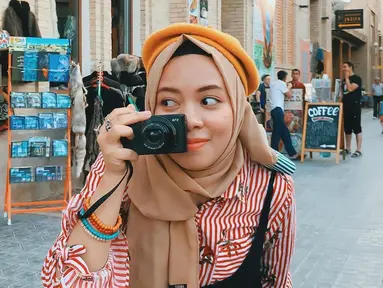 Mengikuti jejak Atta Halilintar, adik perempuannya, Sohwa Halilintar juga mencuri perhatian. Ia aktif di Instagram dan juga sebagai YouTuber. Beberapa potret dirinya juga sering dibagikan di media sosial. (Liputan6.com/IG/@sohwahalilintar)