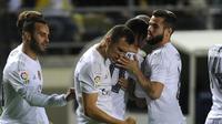 Para pemain Real Madrid merayakan gol ke gawang Cadiz pada laga Copa del Rey di Ramon de Carranza, Cadiz, Kamis (3/12/2015) dini hari WIB. (AFP/Cristina Quicler)