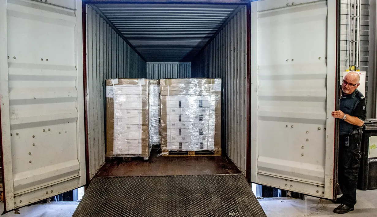 Petugas bea cukai memperlihatkan kontainer berisi 90.000 botol vodka setelah disita di pelabuhan Rotterdam, Belanda, Selasa (26/2). Vodka itu diduga akan dikirim untuk pemimpin Korea Utara Kim Jong-un dan para jajaran militernya. (Robin UTRECHT/ANP/AFP)