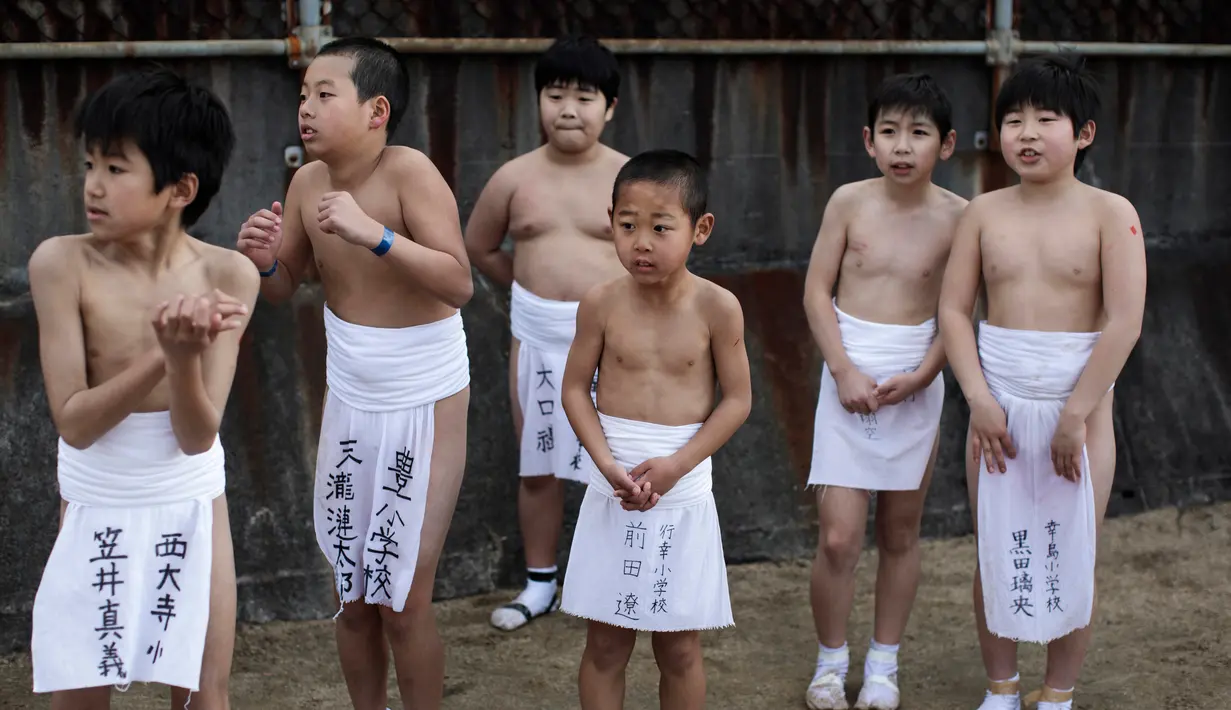 Sejumlah anak ikut dalam acara Hadaka Matsuri atau Festival Pria Telanjang, Jepang, Sabtu (18/2). Menurut legenda, siapa mendapatkan tongkat saat Hadaka Matsuri maka keberuntungan akan menyertainya sepanjang tahun. (AFP PHOTO / Behrouz MEHRI)