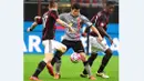 Pemain AC Milan berusaha menahan laju pemain Alessandria, Gianluca Nicco, dalam semifinal Coppa Italia di Stadion San Siro, Milan, Rabu (2/3/2016) dini hari WIB. (EPA/Daniel Dal Zennaro)