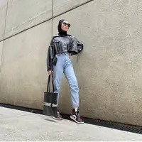 Bisa menggunakan jaket kulit crop top sebagai luaran, dipadukan celana straight denim dan sepatu Nike seperti gaya Aghnia ini. Dok. @emyaghnia