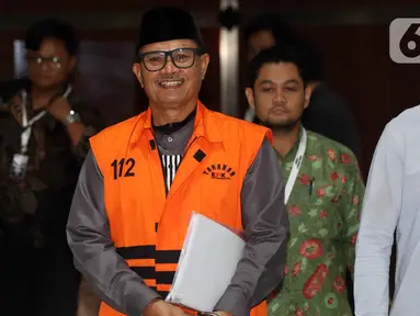 Wali Kota Madiun nonaktif, Maidi, berjalan keluar meninggalkan Gedung Merah Putih Komisi Pemberantasan Korupsi (KPK) usai menjalani pemeriksaan lanjutan, Jakarta, Kamis (23/4/2026). (Liputan6.com/Helmi Fithriansyah)