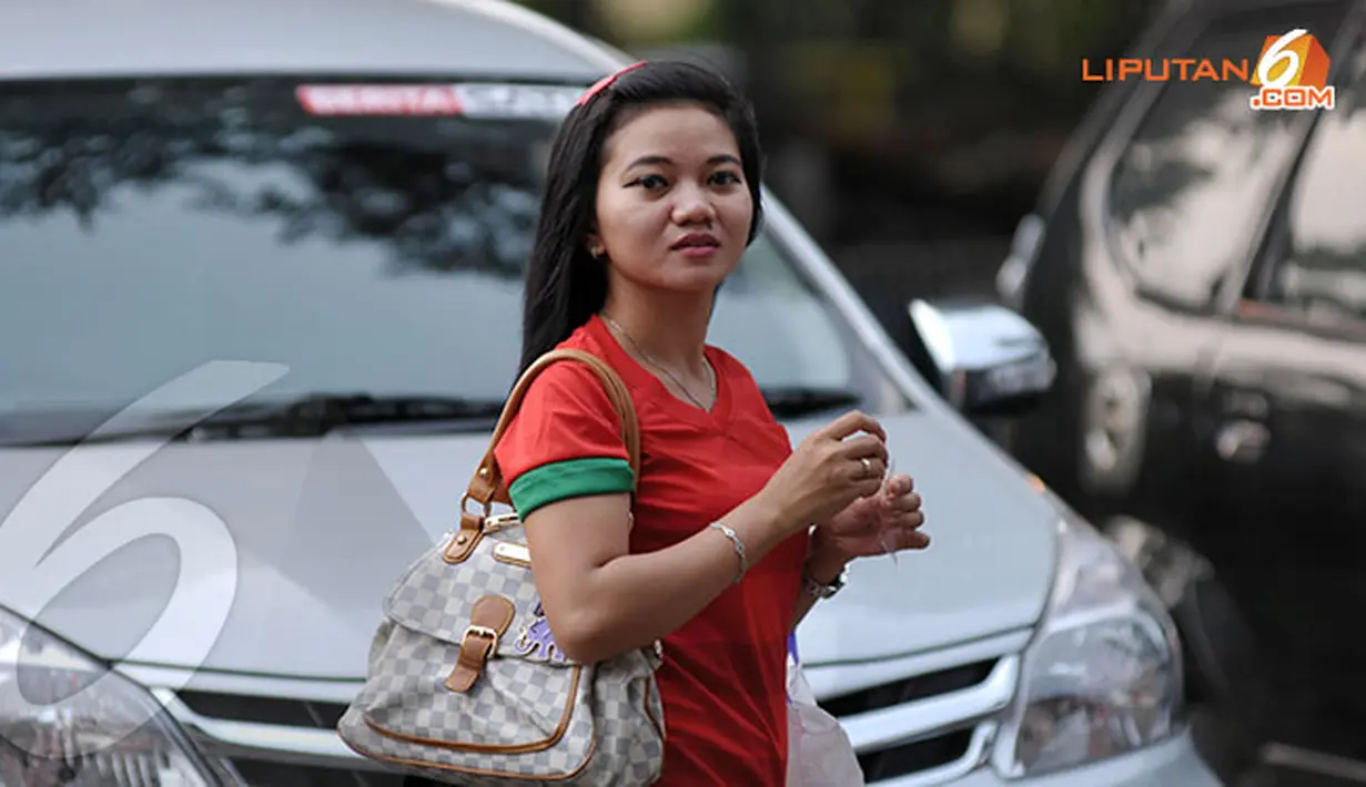 Kini suporter sepakbola tidak hanya didominasi oleh pria. Kaum hawa pun mulai menggemari olahraga yang paling populer di masyarakat (Liputan6.com/Helmi Fithriansyah)